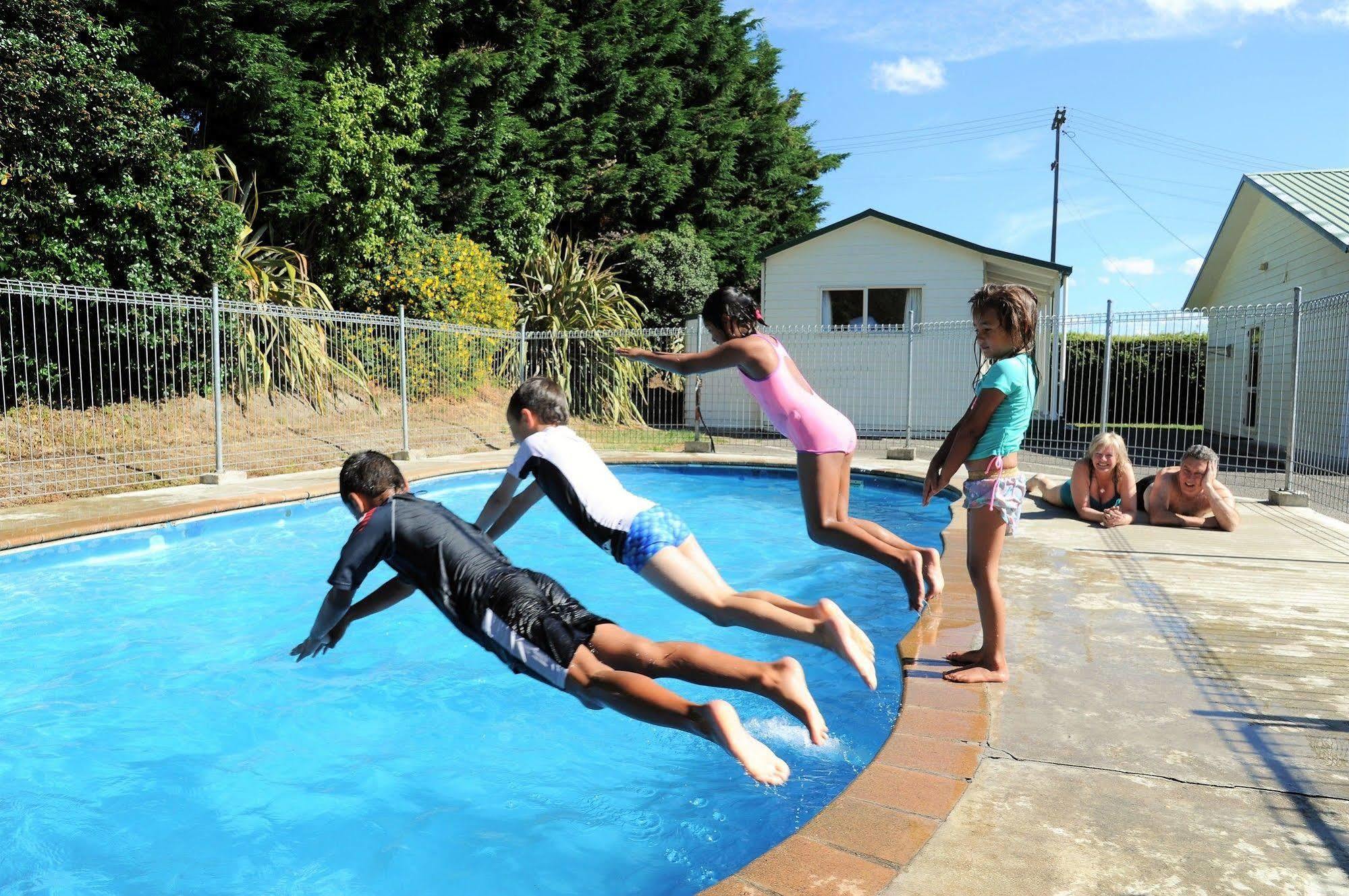 Blenheim Bridges Holiday Park Exterior foto